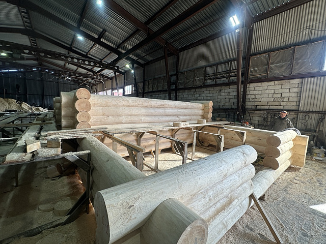 Рубка бани из бревна крупного диаметра 6×9 м. Классическая русская чаша с замком, северная сосна